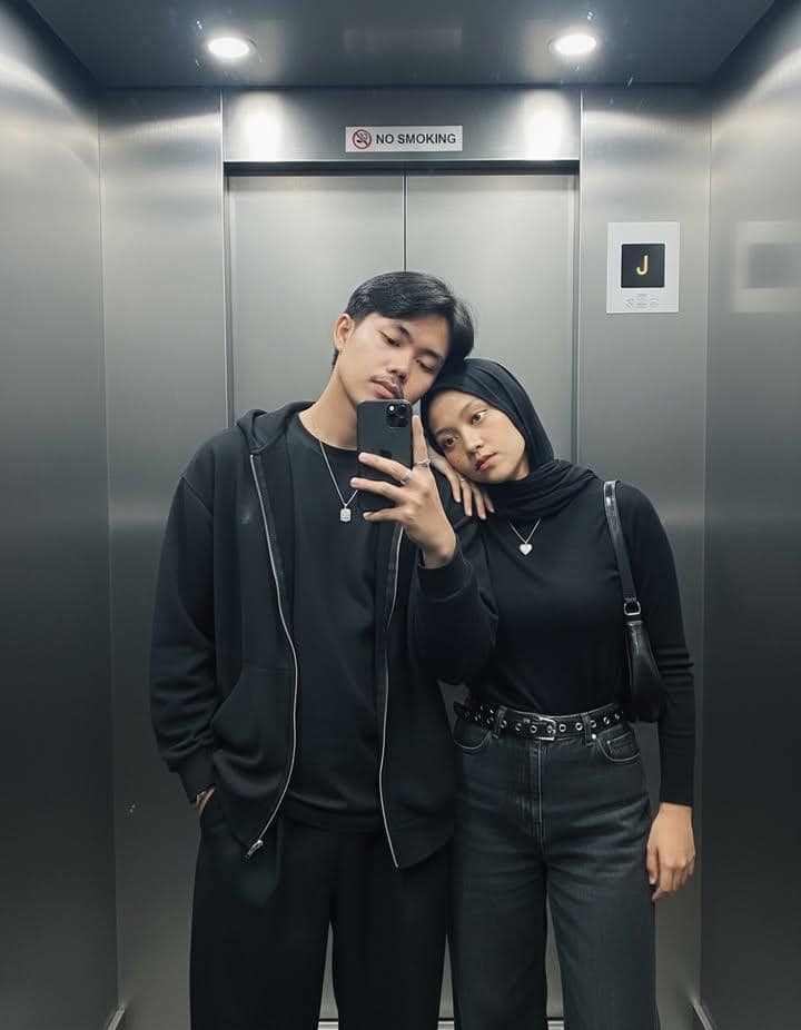 Example output generated with AI Prompt: Couple Elevator Mirror Selfie in Realistic Style prompt