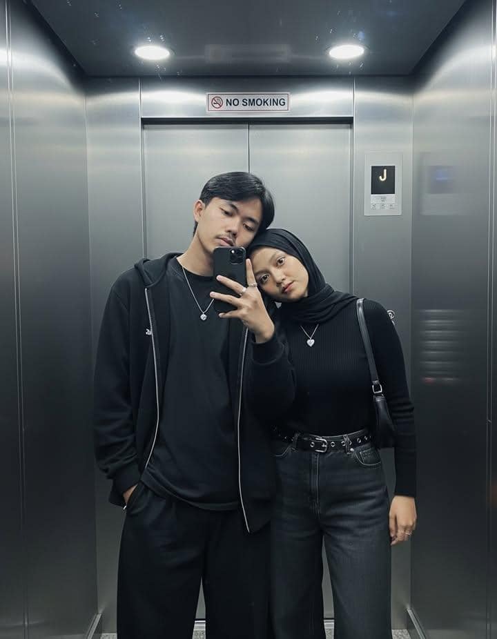 AI Prompt: Couple Elevator Mirror Selfie in Realistic Style - AI prompt example